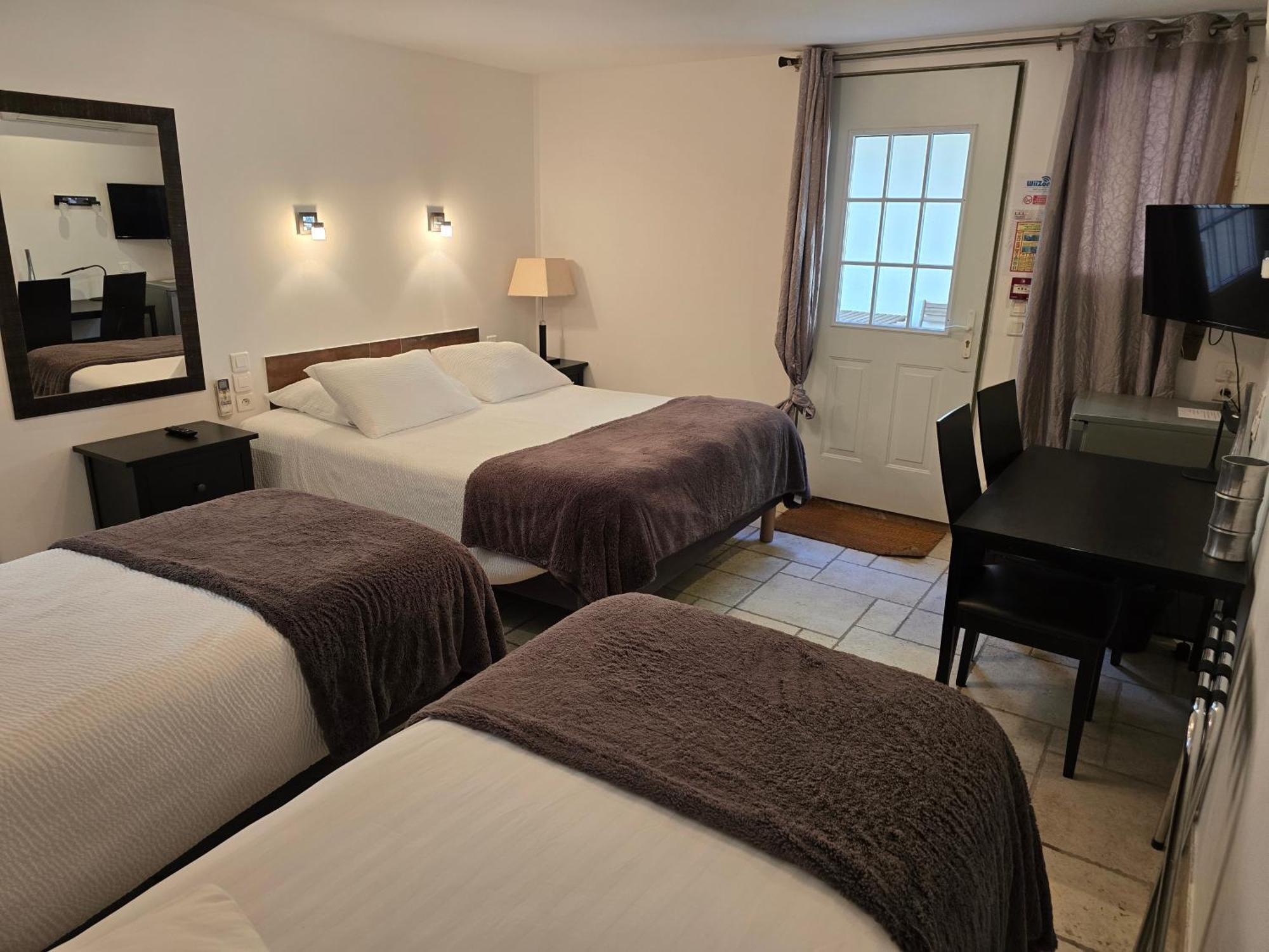 Отель Les Loges Du Luberon Coustellet Экстерьер фото