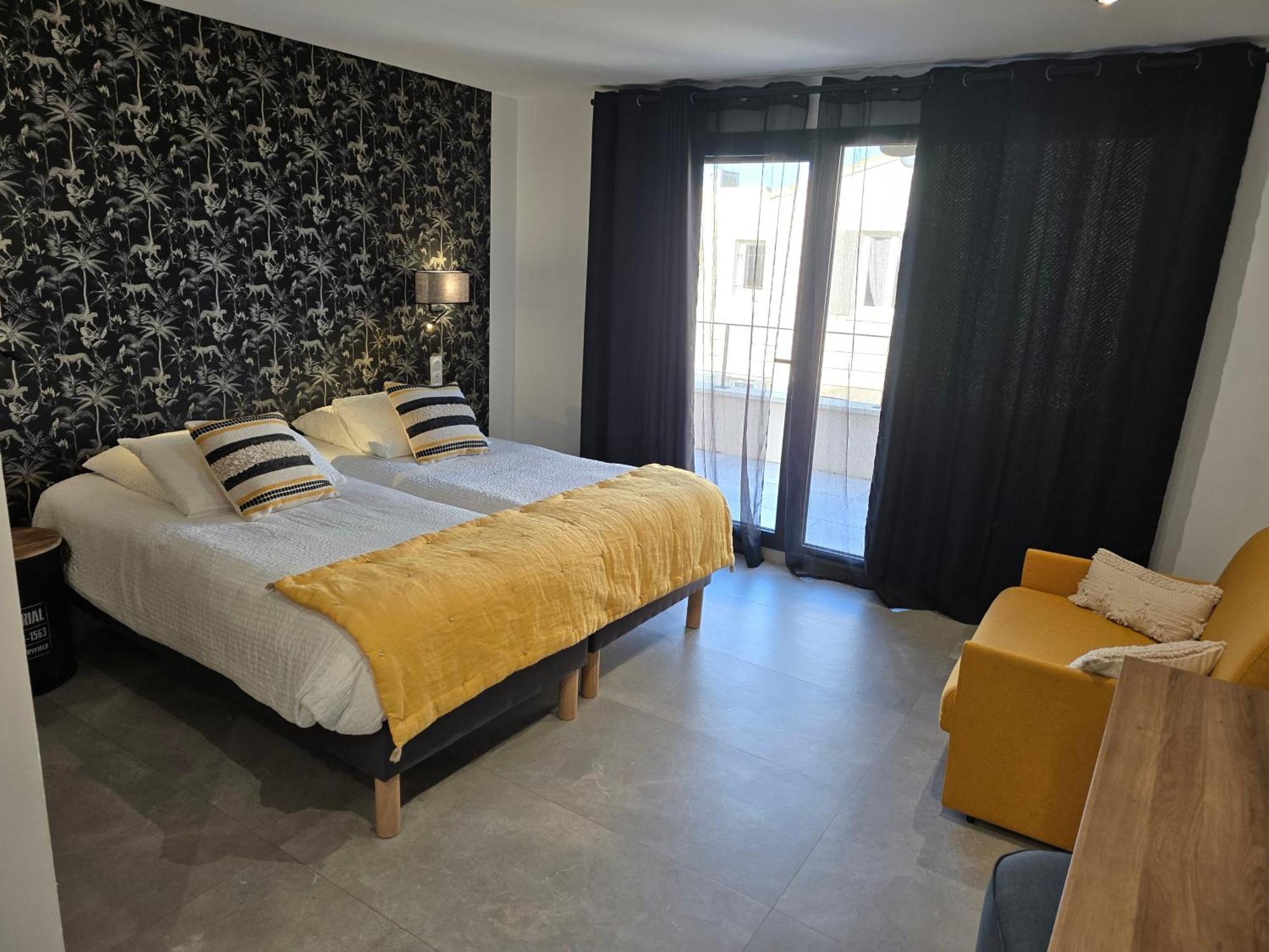 Отель Les Loges Du Luberon Coustellet Экстерьер фото