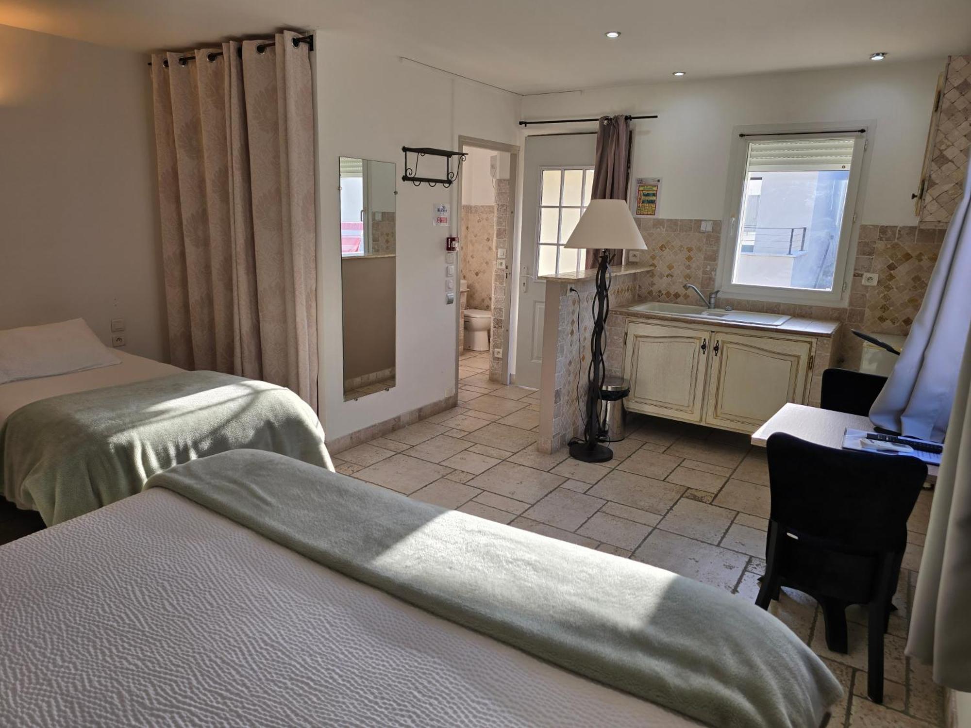 Отель Les Loges Du Luberon Coustellet Экстерьер фото
