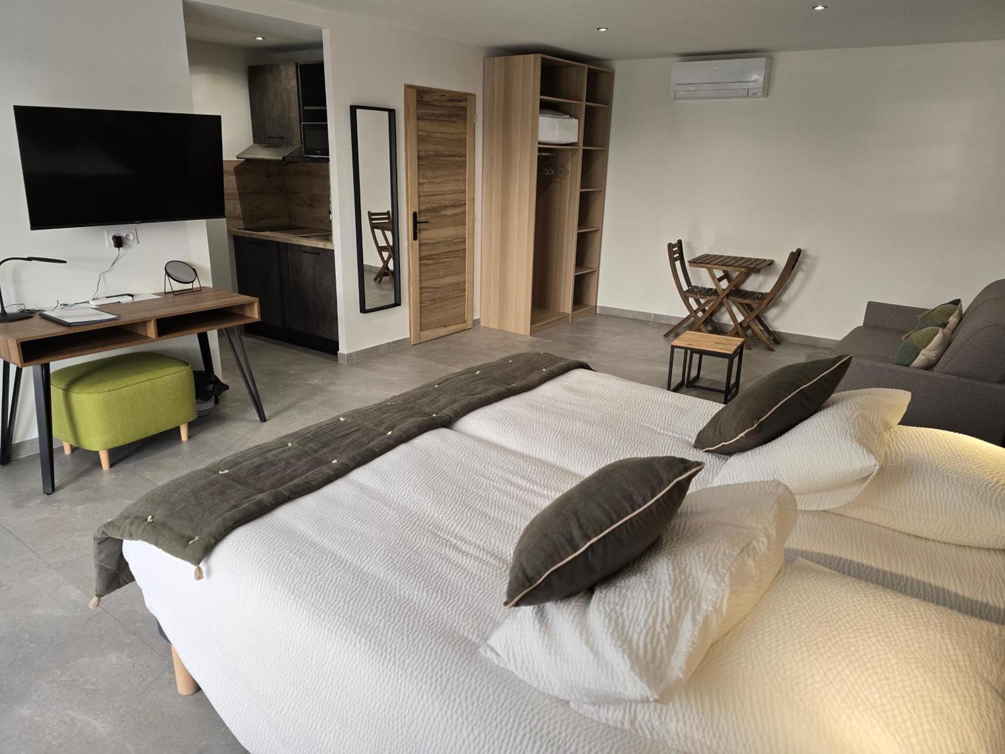 Отель Les Loges Du Luberon Coustellet Экстерьер фото
